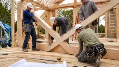 Les experts du bois intervenant avant l’installation de la toiture de la maison