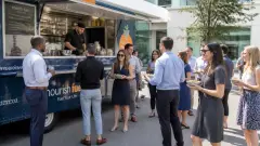 Organiser un événement professionnel réussi grâce aux food trucks en entreprise